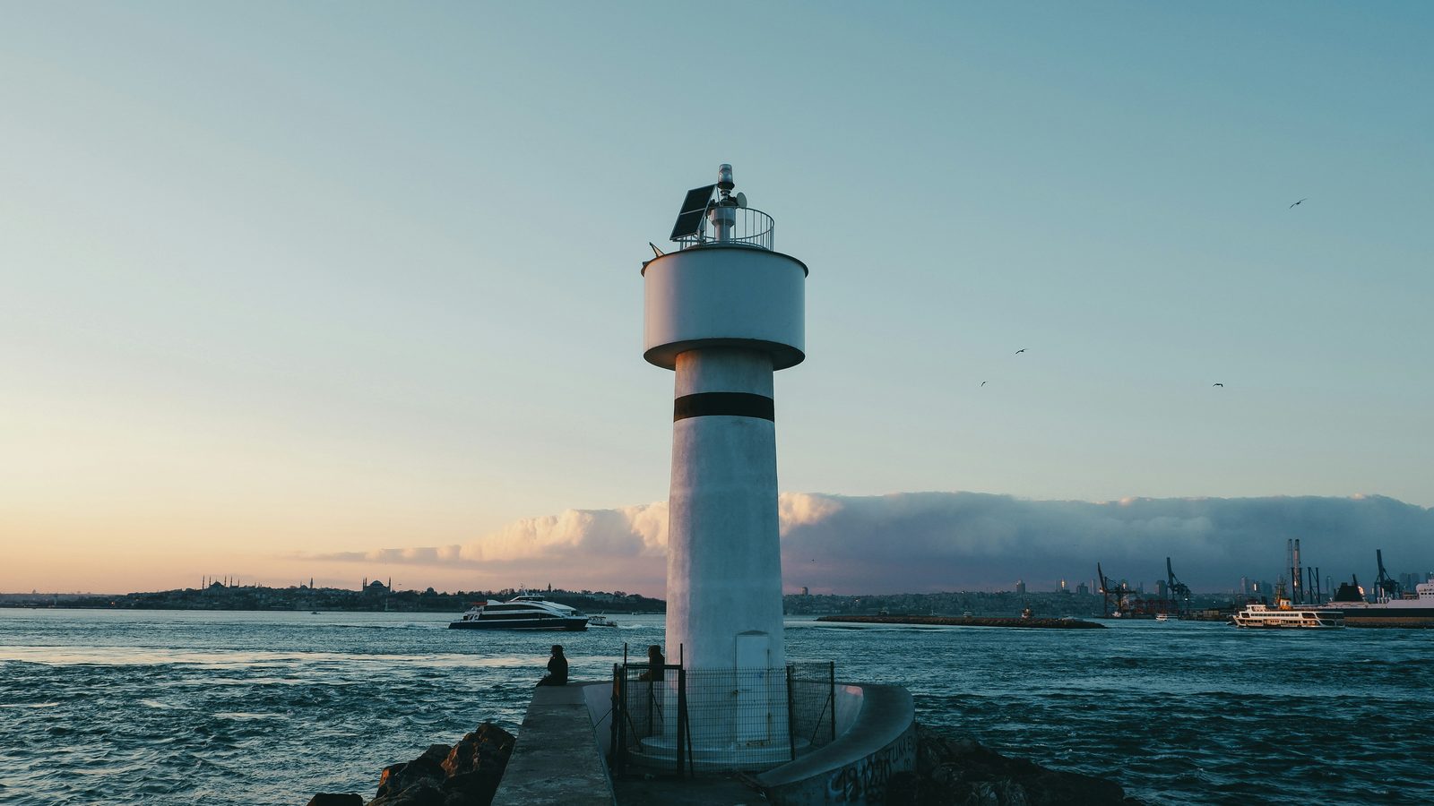 Kadıköy Rıhtım deniz feneri ve İstanbul silueti