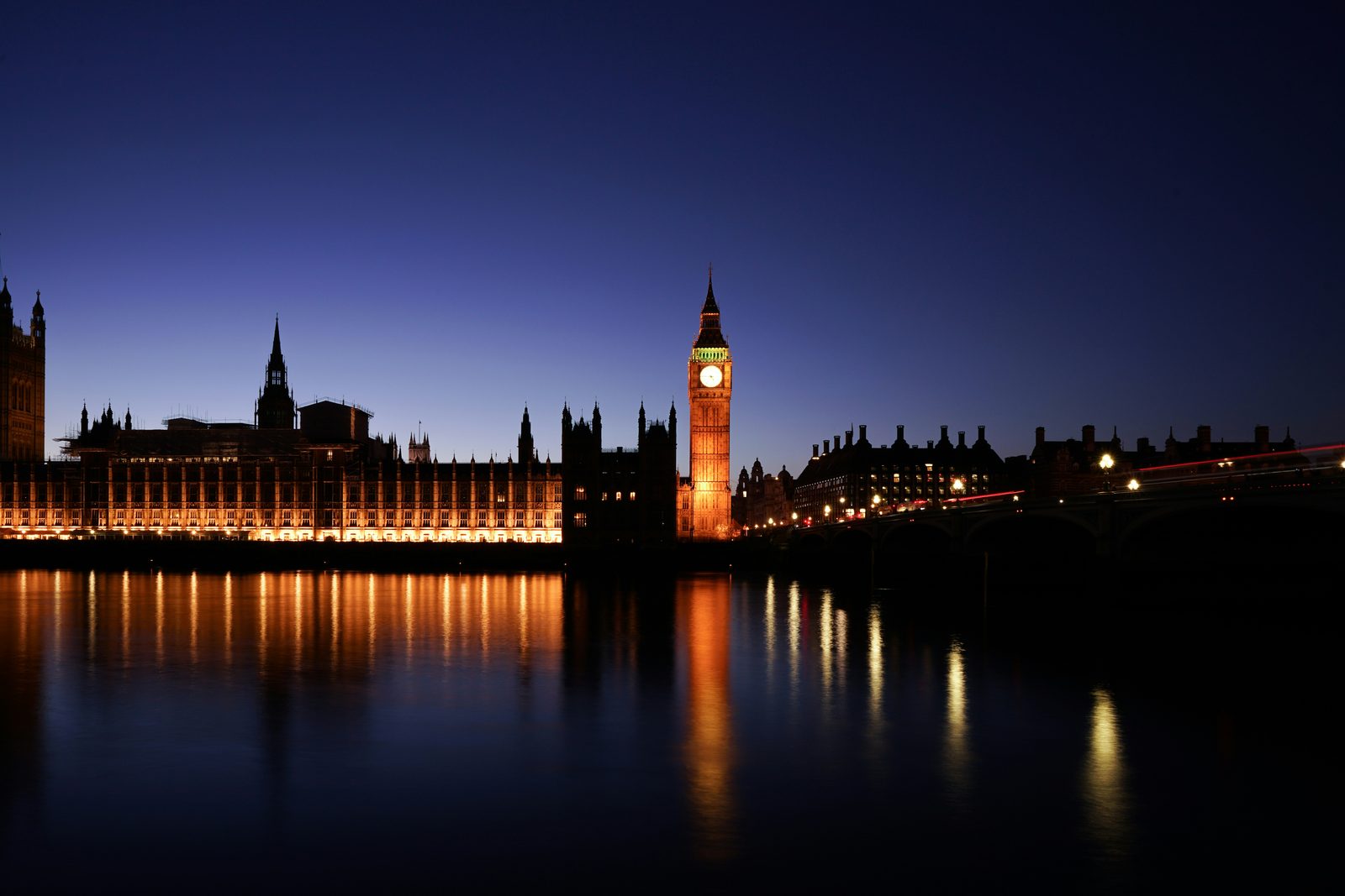 Gece ışıklarında Westminster Köprüsü ve Big Ben, Londra