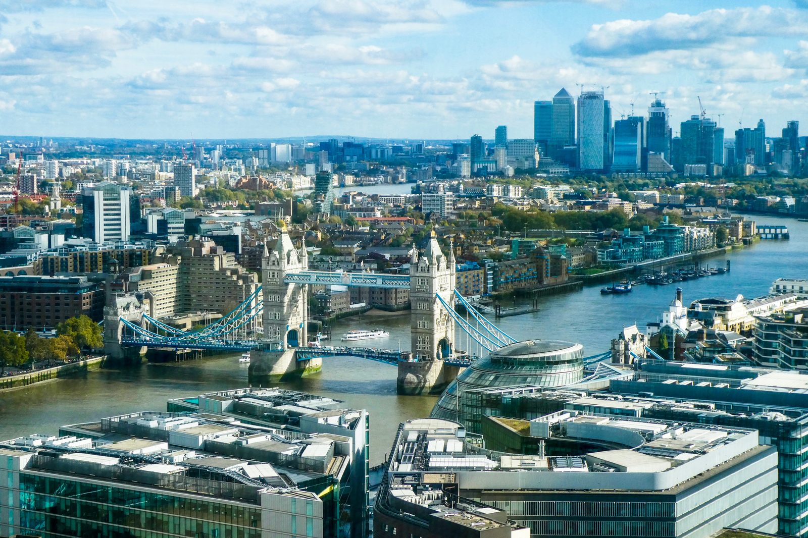 Canary Wharf iş merkezi ve Tower Bridge, Londra'nın finans merkezi